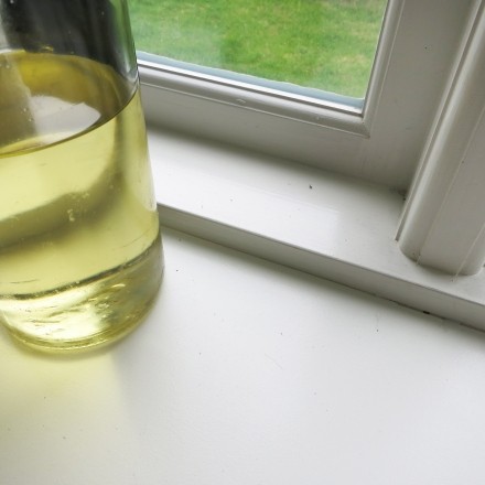 Weiße Fugen an Fenstern mit Speiseöl weiß machen