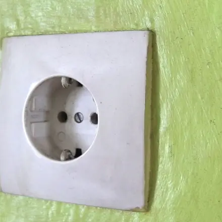 Steckdosen beim Tapezieren prüfen