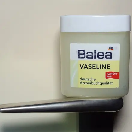 Vor Malerarbeiten mit Vaseline vorbeugen