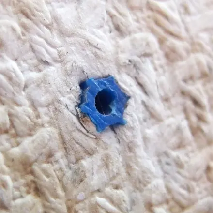 Dübel hält mit Heißkleber