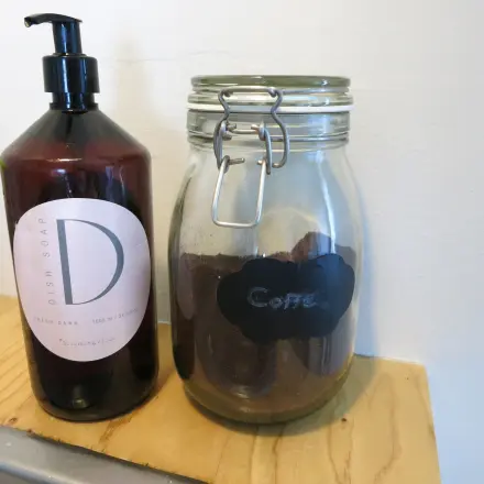 Ölverschmierte Hände reinigen