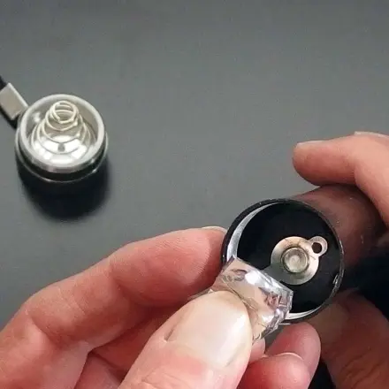 Schlechte Kontakte von Batterien mit Alufolie beseitigen