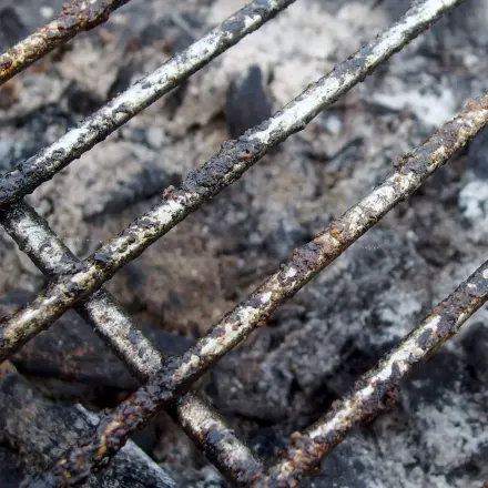 Grillrost-Kruste mit Geschirrspül-Pulver auflösen