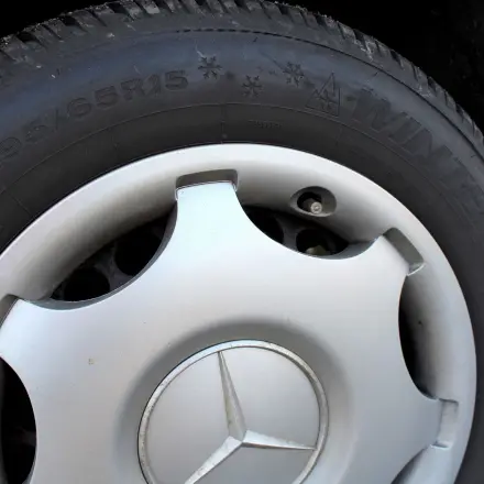 Alufelgen mit Edelstahlreiniger putzen