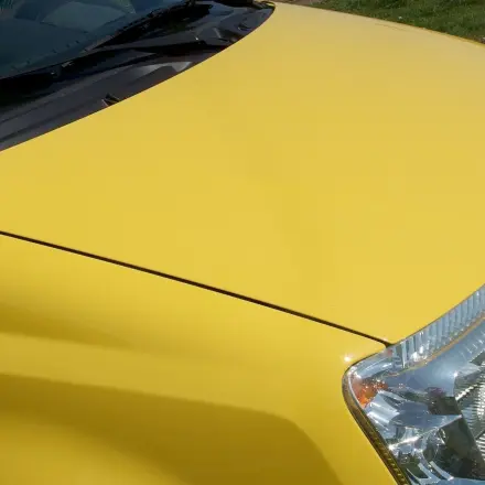 Teerflecken am Auto mit Cockpitspray entfernen