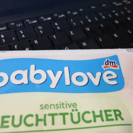 Verschmutzte Tastatur mit Babyfeuchttüchern reinigen