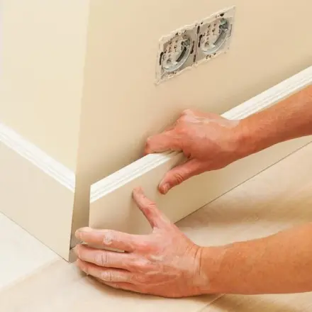 Sockelleisten mit Heißkleber anbringen
