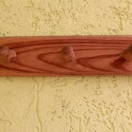 Sachen aufhängen ohne Löcher in der Tapete