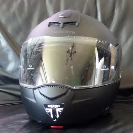 Fliegenreste von Helm und Kombi entfernen