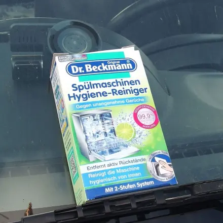 Fliegenreste mit Spülmaschinen-Reiniger entfernen.