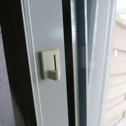 Selbstklebende Gardinenhaken anbringen