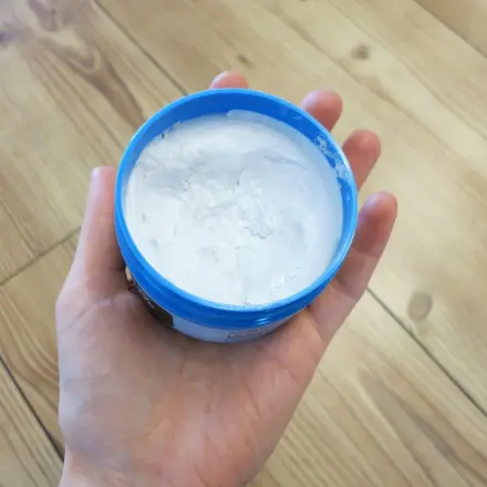 Trockene strapazierte Hände