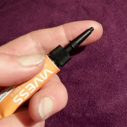 Sekundenkleber am Finger