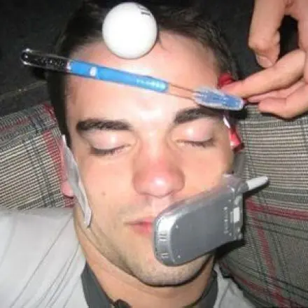 Hände mit Sekundenkleber zusammengeklebt