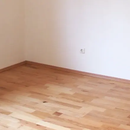 Kleine Löcher im Laminat mit Sägemehl und Holzleim flicken