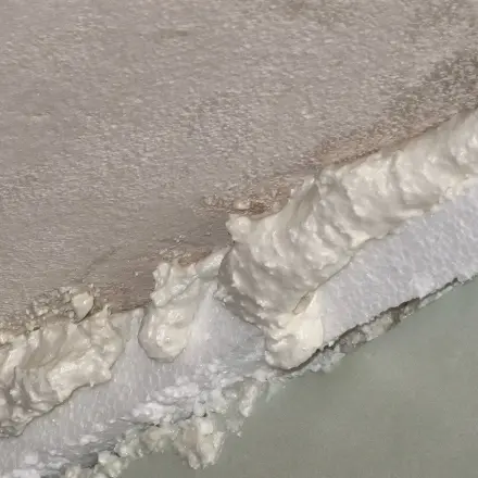 Styroporplatten mit PU-Schaum befestigen