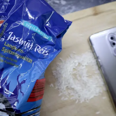 Nasses Handy retten