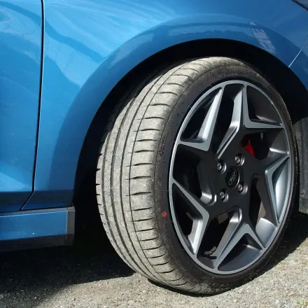 Alufelgen mit Autohartwachs schützen