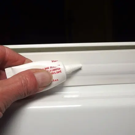 Festfrieren der Gefrierfachklappe mit Silikonfett vermeiden