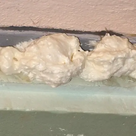 Bauschaum von der Haut entfernen