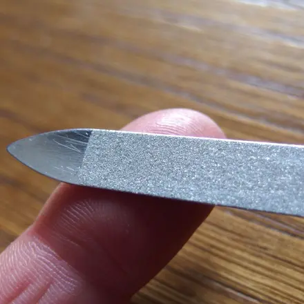 Sekundenkleber am Finger mit der Nagelfeile entfernen