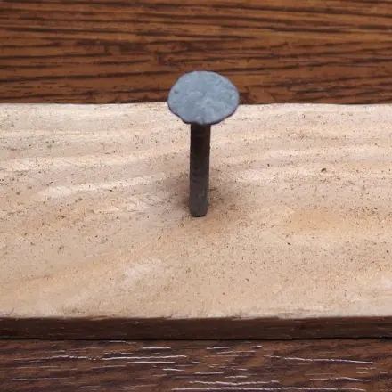 Nageln in dünnes Holz ohne Spalten