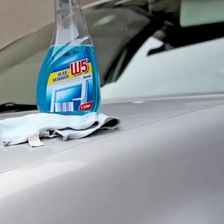 Autolack blitzblank mit Glasreiniger
