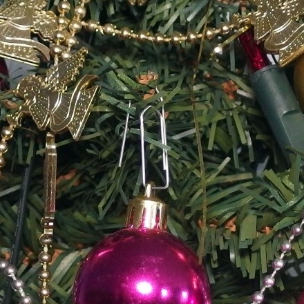Weihnachtskugeln mit Büroklammern aufhängen