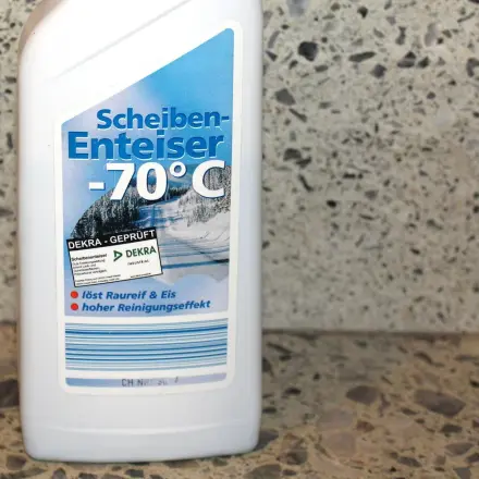 Scheibenenteiser besser als Eiskratzer