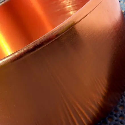 Glänzendes Kupfer mit Zitrone