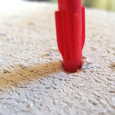 Löcher für Dübel in Gasbetonsteine!