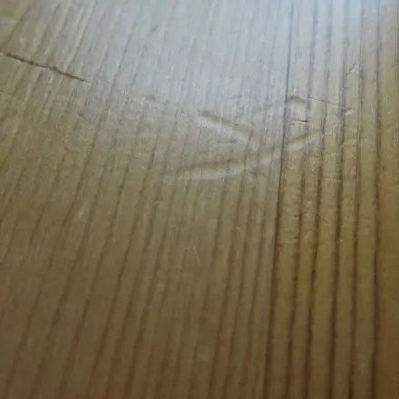 Schäden (kleine Dellen) im Holz ausbessern