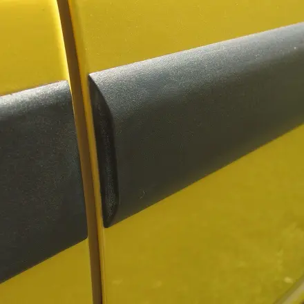 Farben von Kunststoffteilen am Auto auffrischen