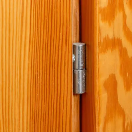 Kerzenwachs gegen quietschende Türangeln