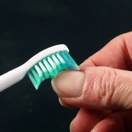 Saubere Fingernägel mit elektrischer Zahnbürste