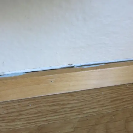 Spalt zwischen Wand und Sockelleiste unsichtbar machen