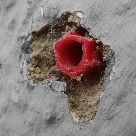 Dübel in bröckeligem altem Mörtel