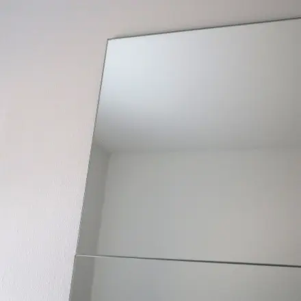Aufgeklebte Spiegelfliesen sauber entfernen
