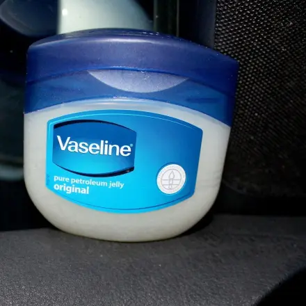 Vaseline bei Polier-Ablagerungen am Kfz-Plastik