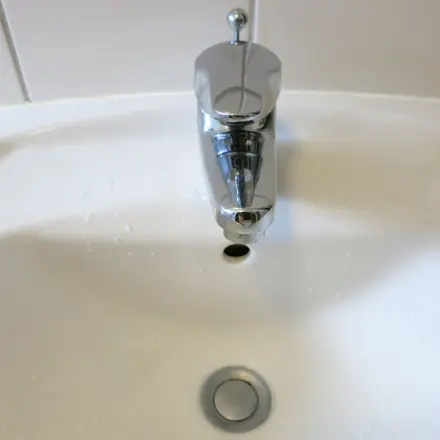 Festsitzenden Waschbecken-Stopfen herausziehen