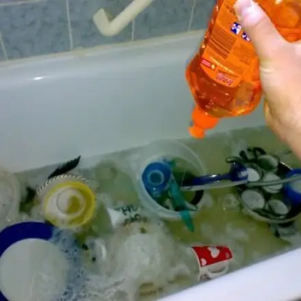 Eingetrocknetes Geschirr in der Badewanne spülen!