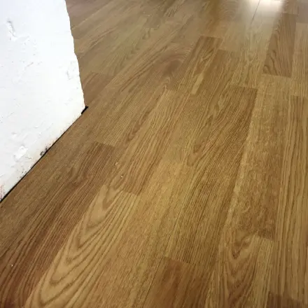 Abgenutztes Laminat nachfärben