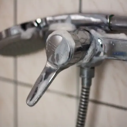 Kalk mit Klarspüler entfernen