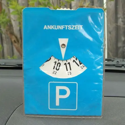 Parkscheibe aus Pappe schmilzt nicht im Gegensatz zu einer aus Plastik