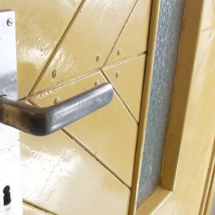 Unsichere Türen sichern, einfach und preiswert