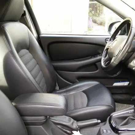 Glattes Autoleder pflegen