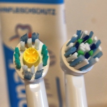 Aufsatzbürsten elektrischer Zahnbürsten reinigen