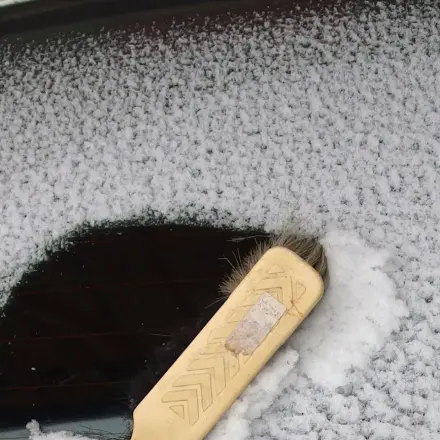 Auto schnell vom Schnee befreien mit einem großen Besen