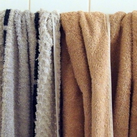 Fast trockene Handtücher nach dem Duschen oder Baden