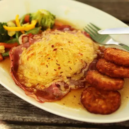 Putenschnitzel mit Käse überbacken